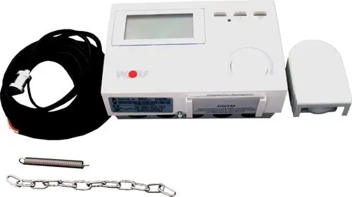 Digitaler Temperaturregler der Marke Wolf mit einem Display, mehreren Einstelltasten und einem Sensorgehäuse, ergänzt durch Kabel und eine Kette zur Montage.